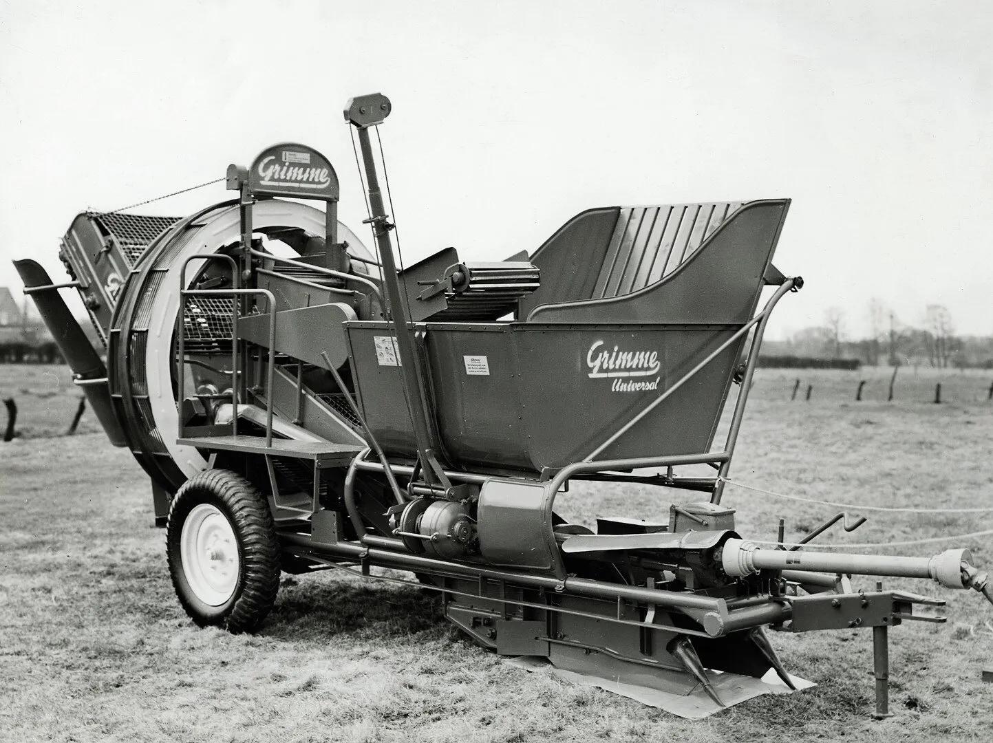 1956 - erster traktorgezogene Kartoffelvollernter "Universal" 